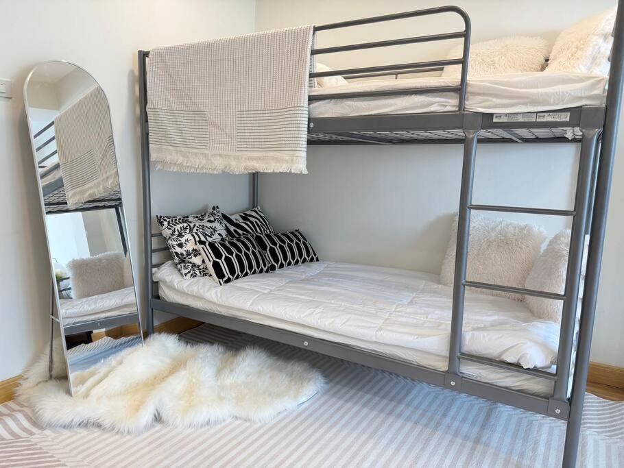 Huge 4 Story Japanese House Sleeps 9 Center *