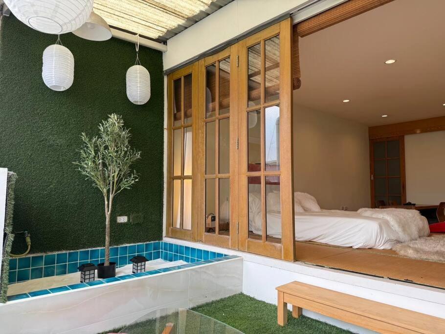 Huge 4 Story Japanese House Sleeps 9 Center