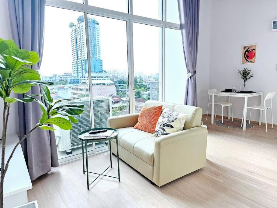 Midtown Duplex Ratchayothin 275 Apartment