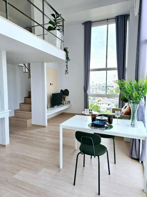 Midtown Duplex Ratchayothin 272 Apartment *