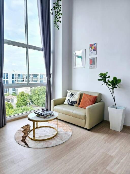 Midtown Duplex Ratchayothin 272 Apartment *