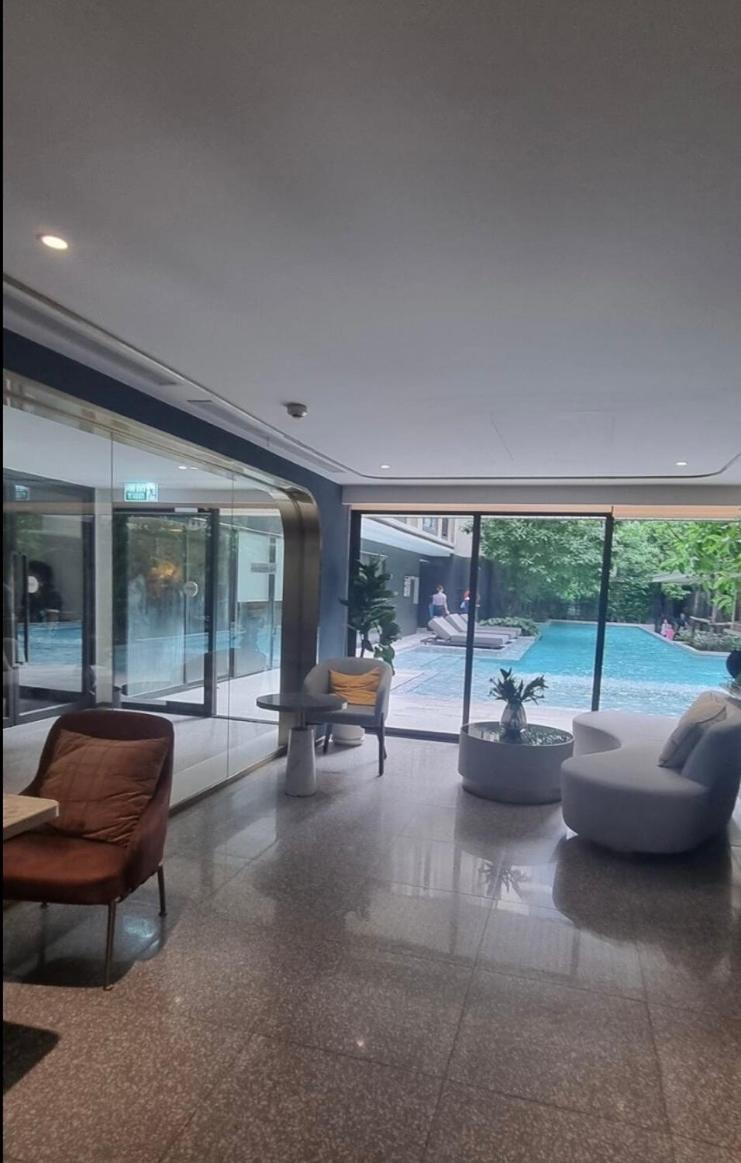 Modern With Pool And Gym In The Center Just 600m From Subway Station! Apartment