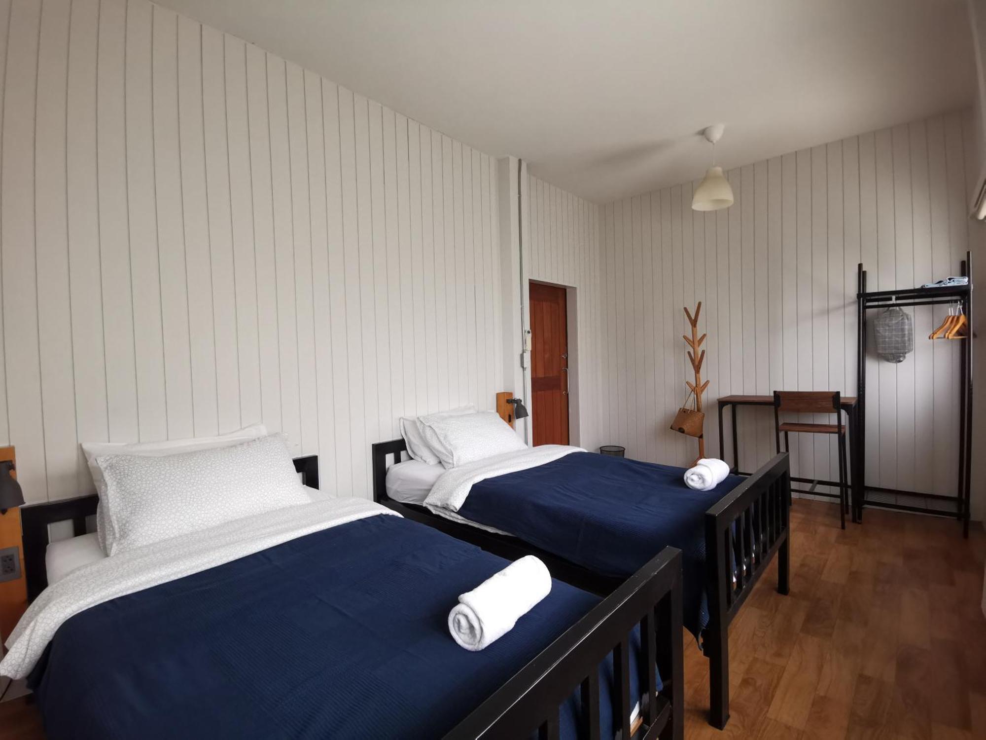 Liaw Base House Hostel *