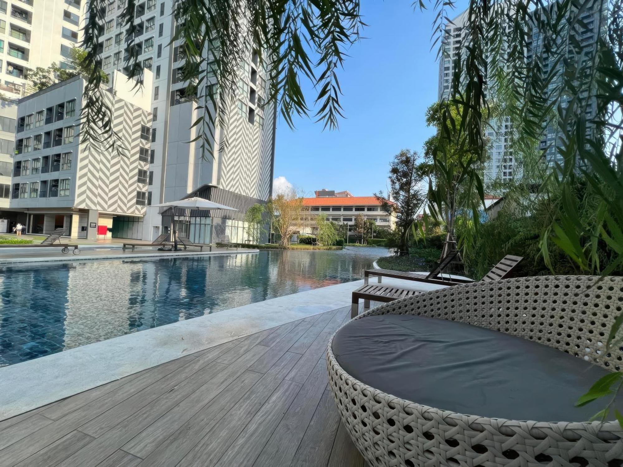 Modern 2br Near Bts With Pool & Workspace Bangkok