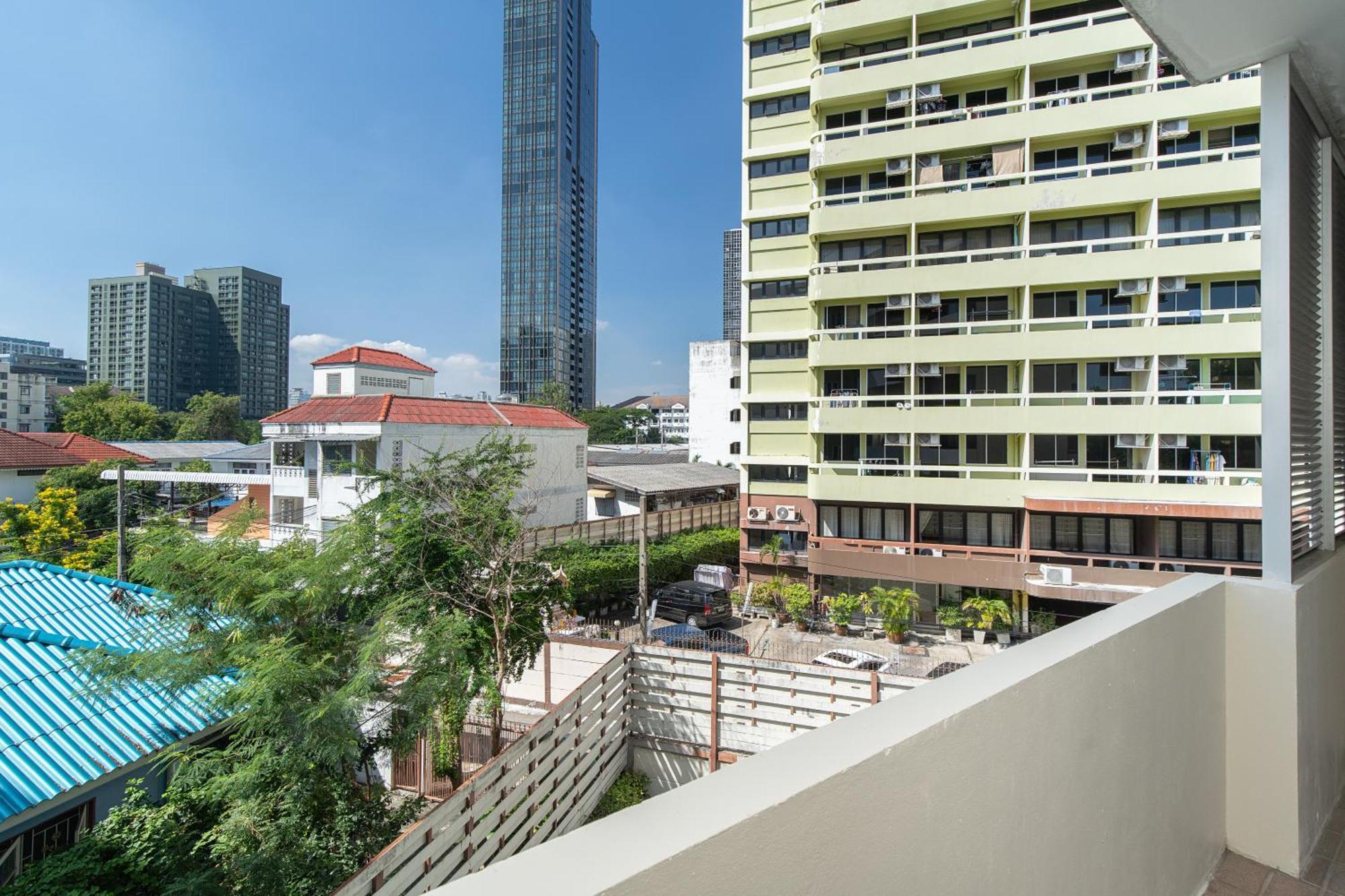 181 Ekkamai Apartment *
