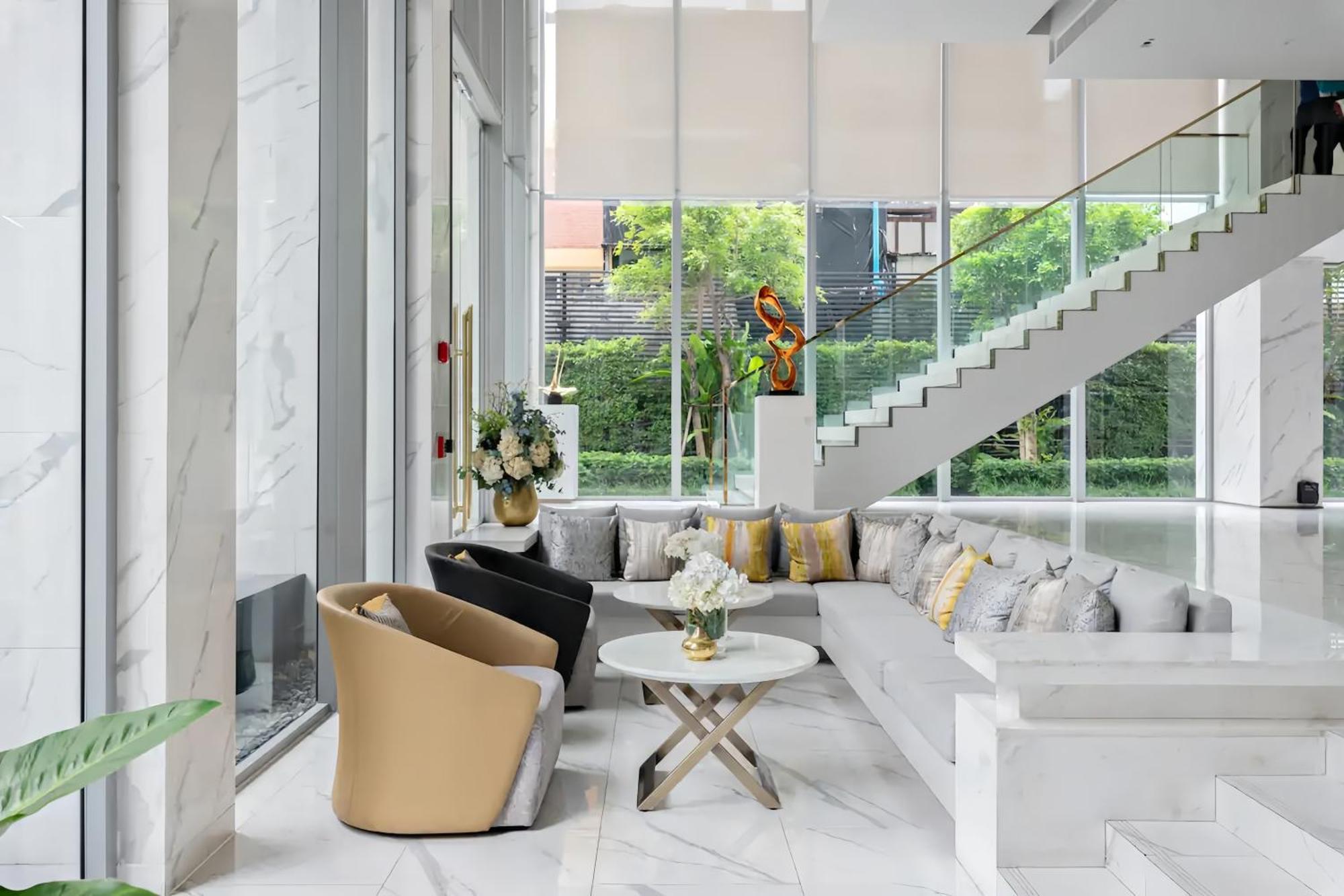 Hyde Sukhumvit 11 Apartment *