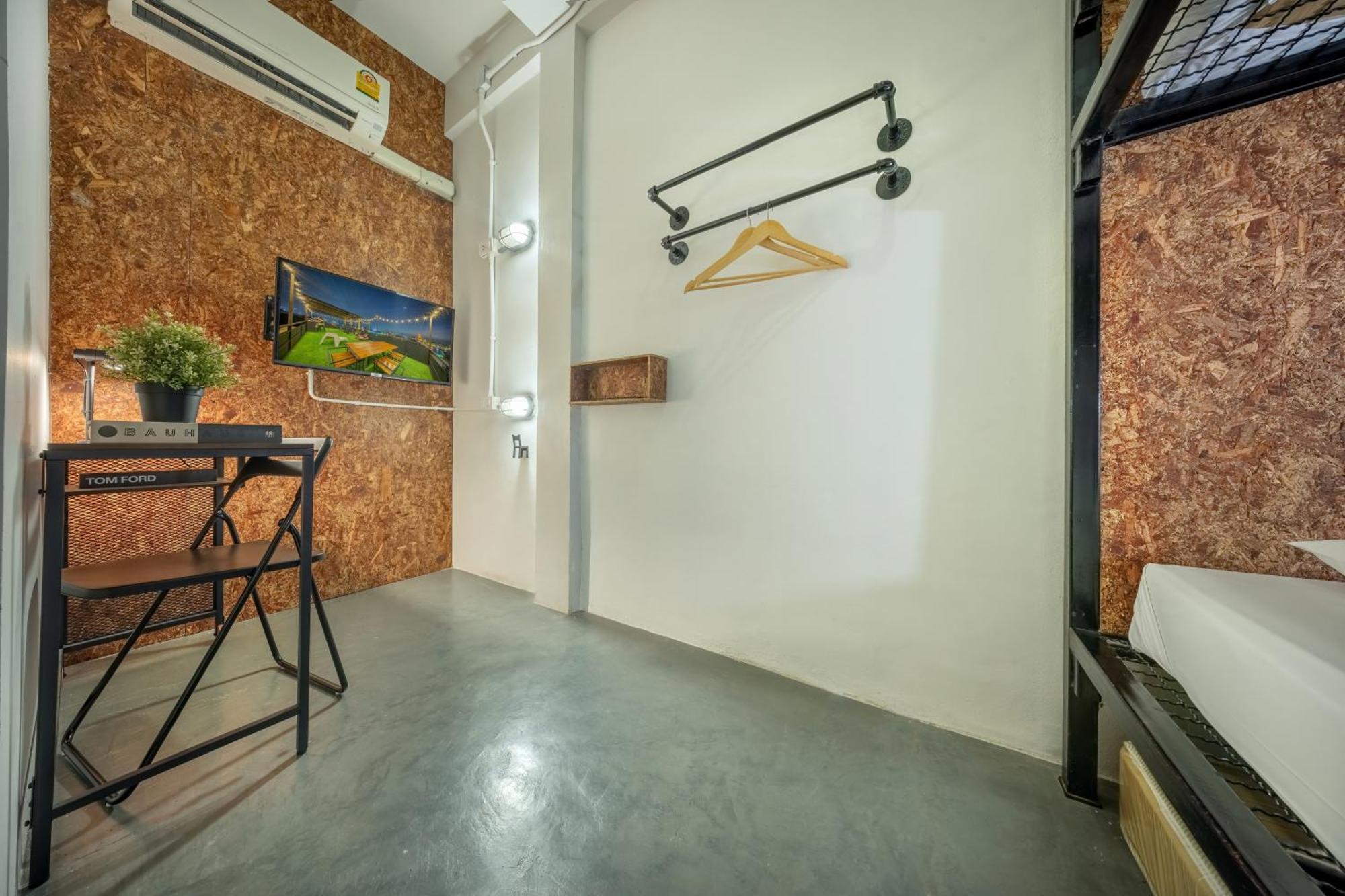 Ralph Hostel *