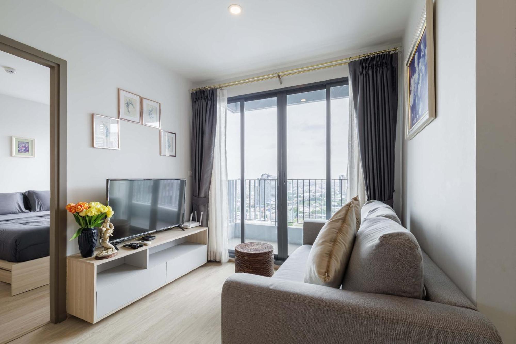 Modern 2br Near Bts With Pool & Workspace * Bangkok