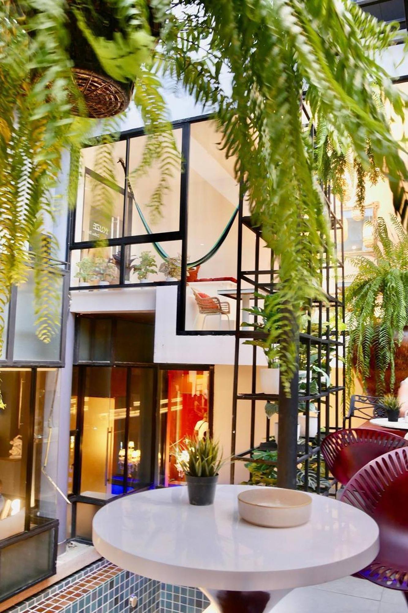 Blu Gay Poshtel *