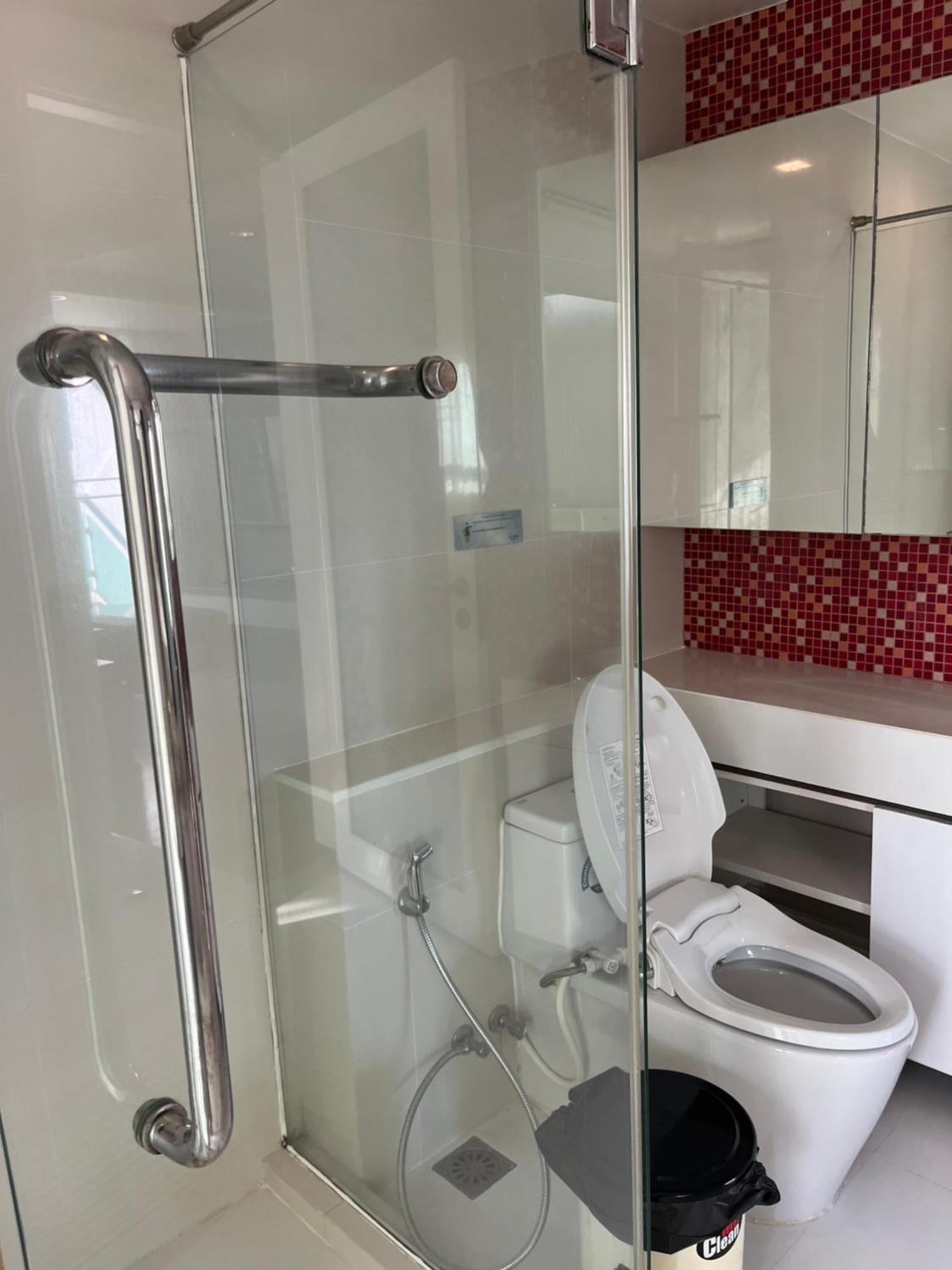 Spacious Bedroom- 2 Mins From Train Station