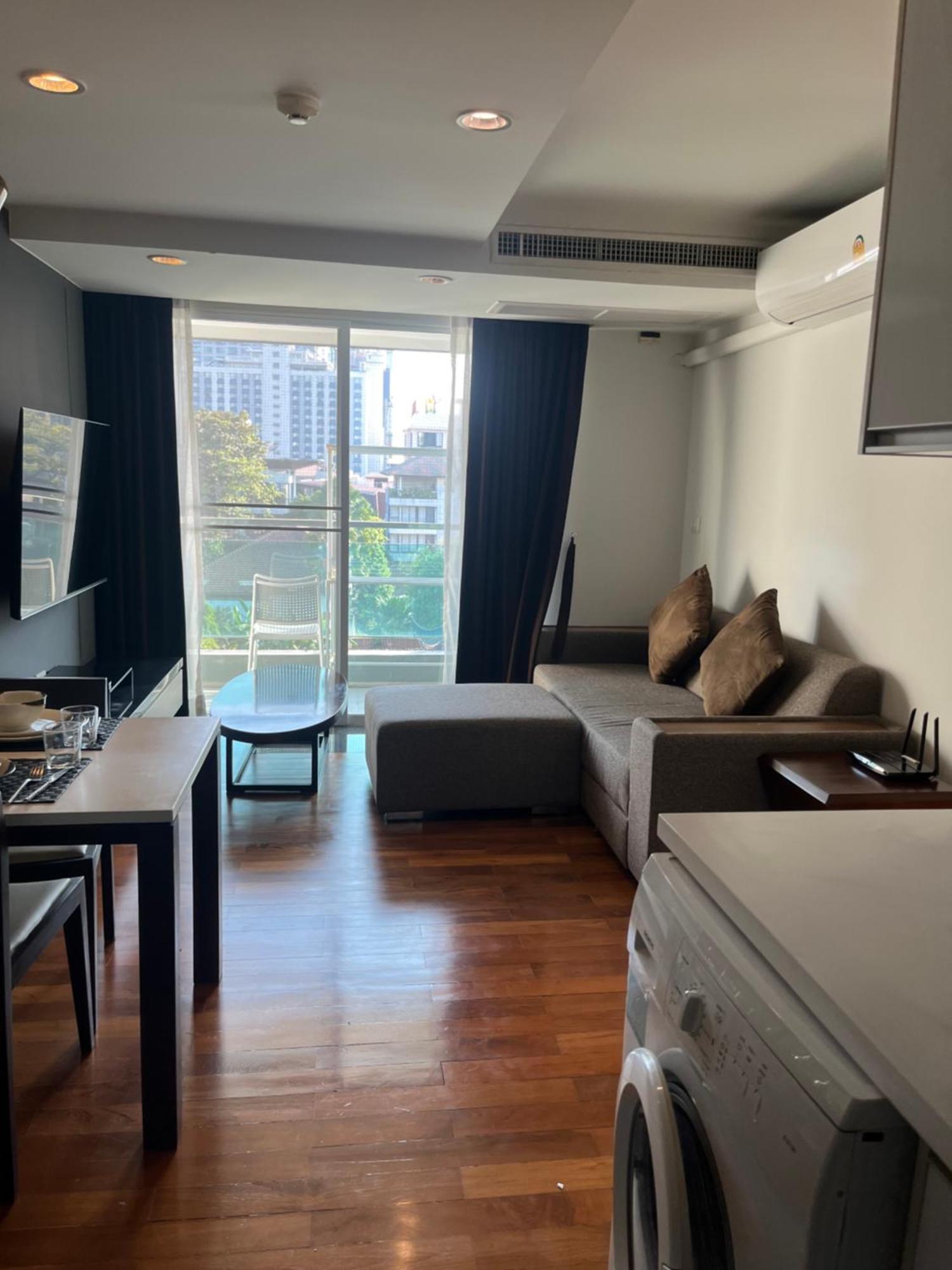 Spacious Bedroom- 2 Mins From Train Station *