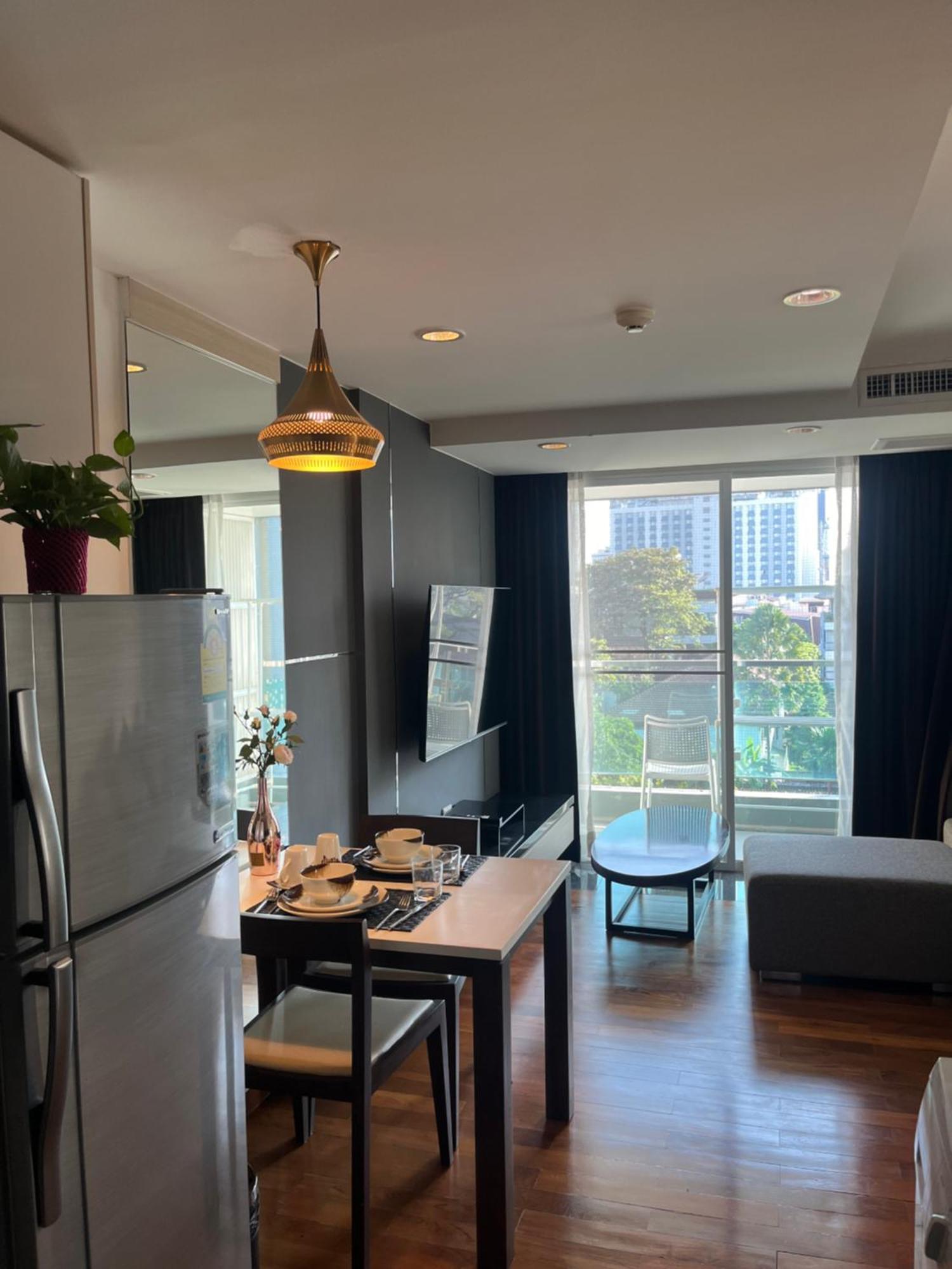 Spacious Bedroom- 2 Mins From Train Station Apartment *