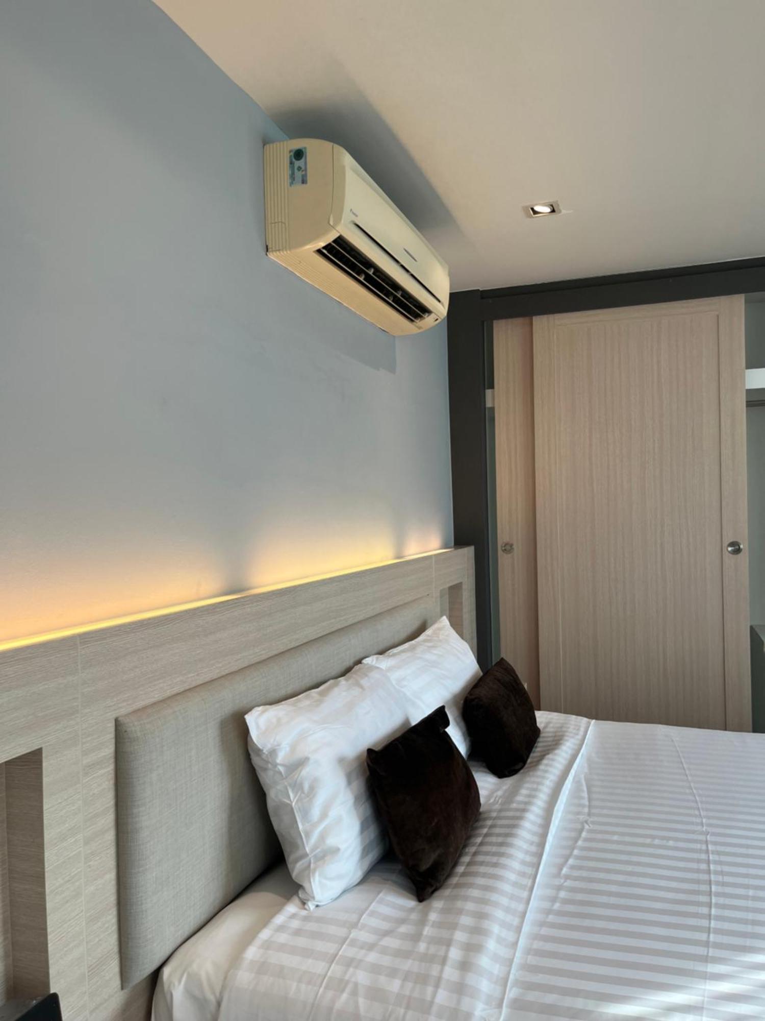 Spacious Bedroom- 2 Mins From Train Station