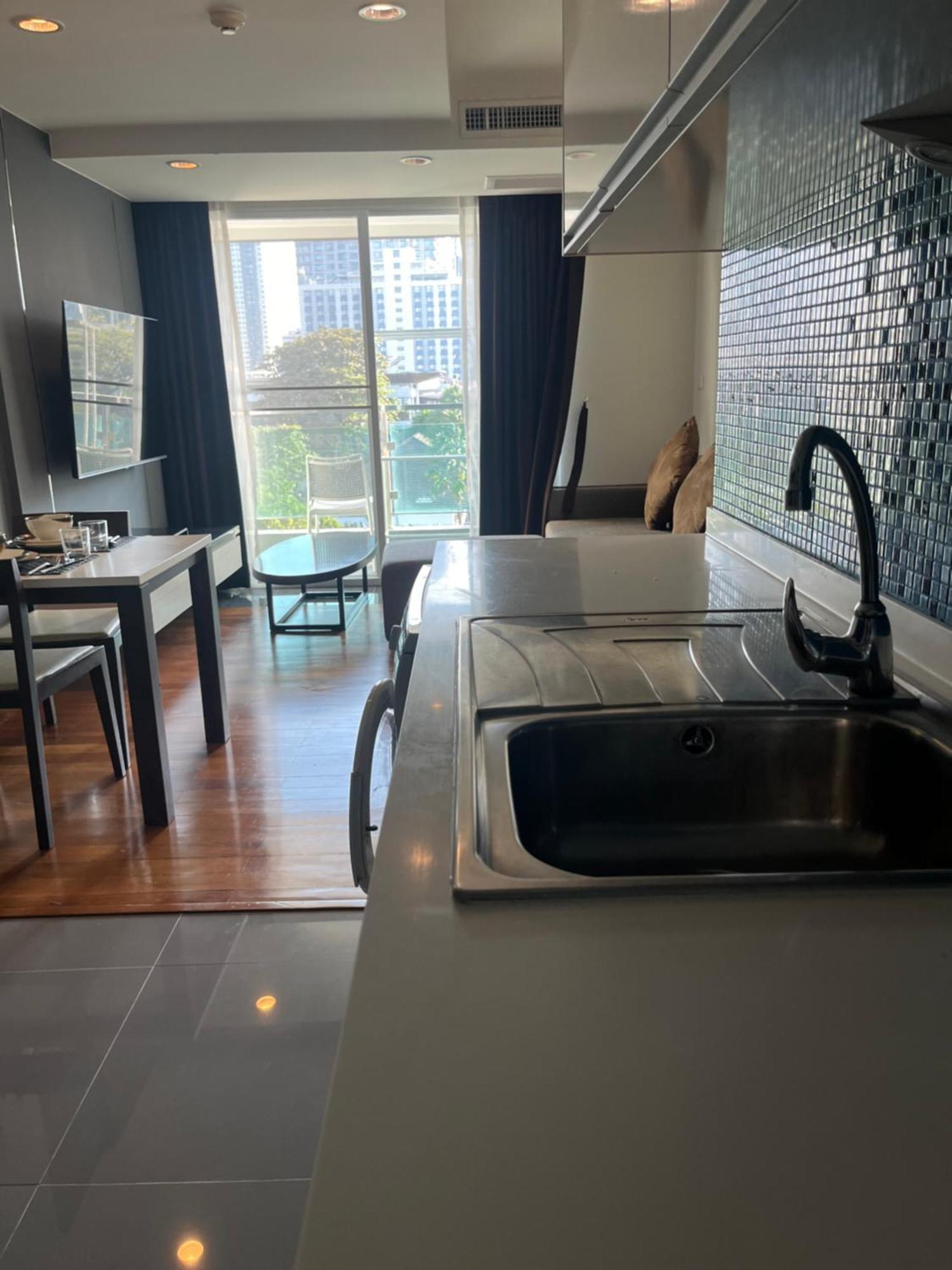 Spacious Bedroom- 2 Mins From Train Station Apartment
