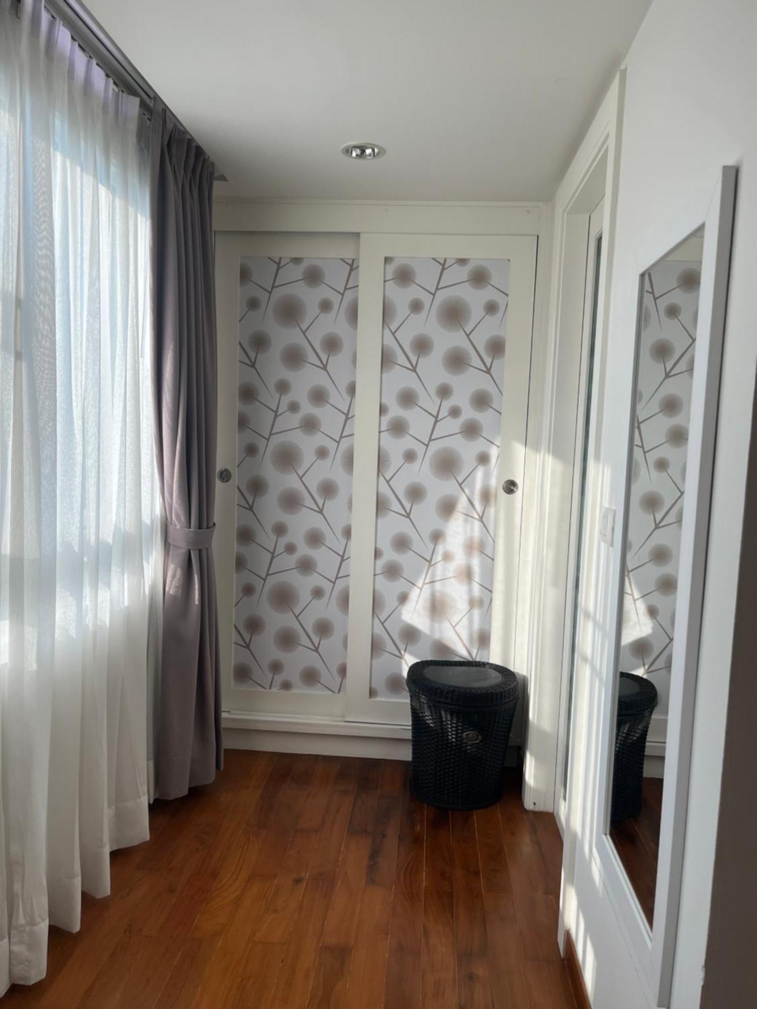 Spacious Bedroom- 2 Mins From Train Station Apartment