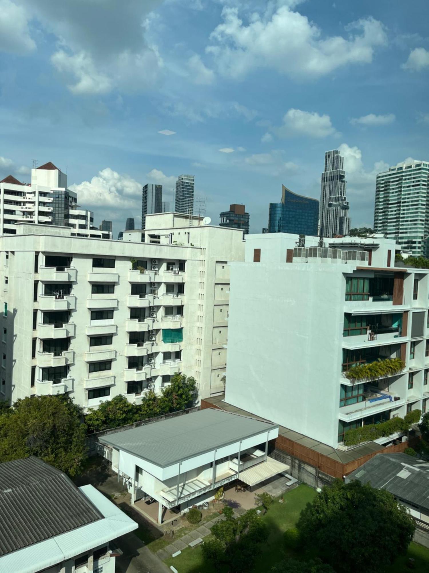 Spacious Bedroom- 2 Mins From Train Station Apartment