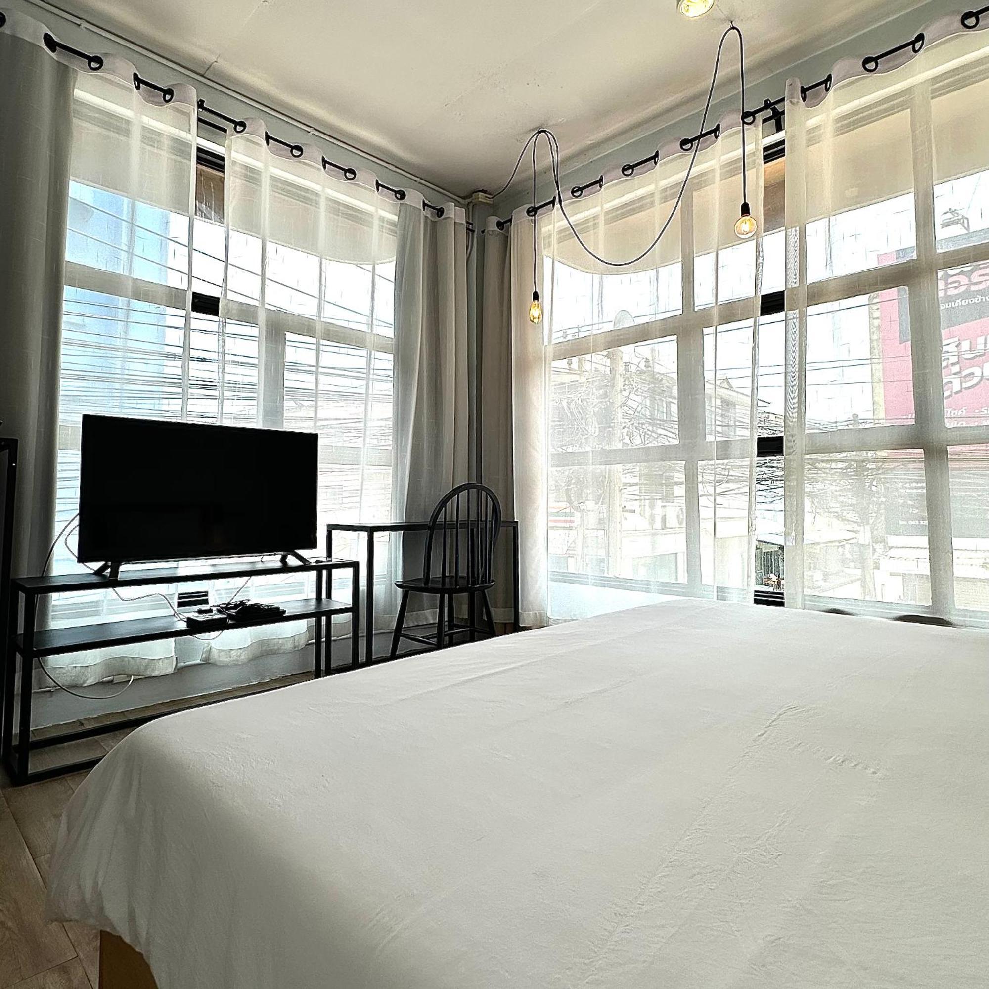 Beige Poshtels + Netflix *