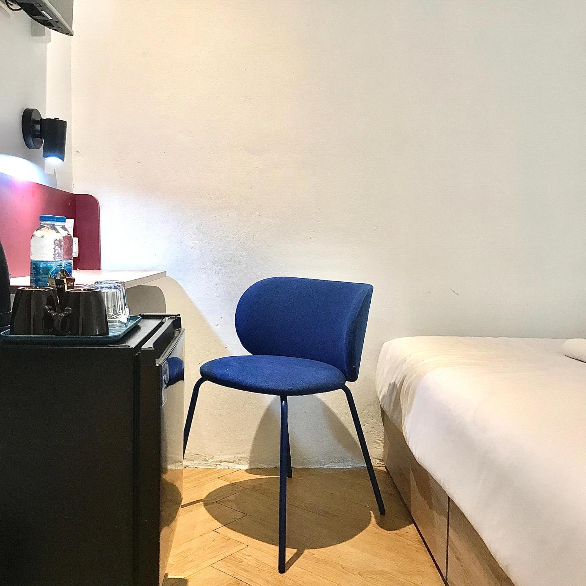 Beige Poshtels + Netflix