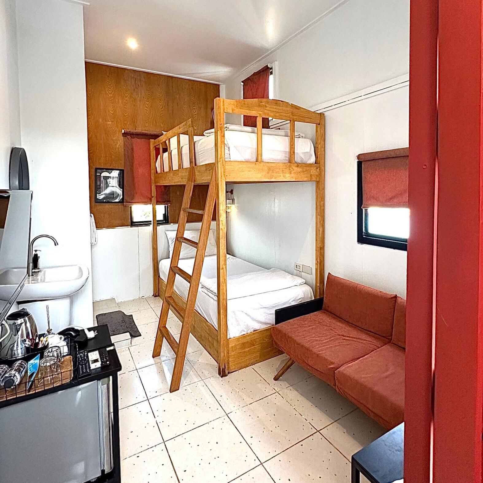 Hostel Beige Poshtels + Netflix Bangkok