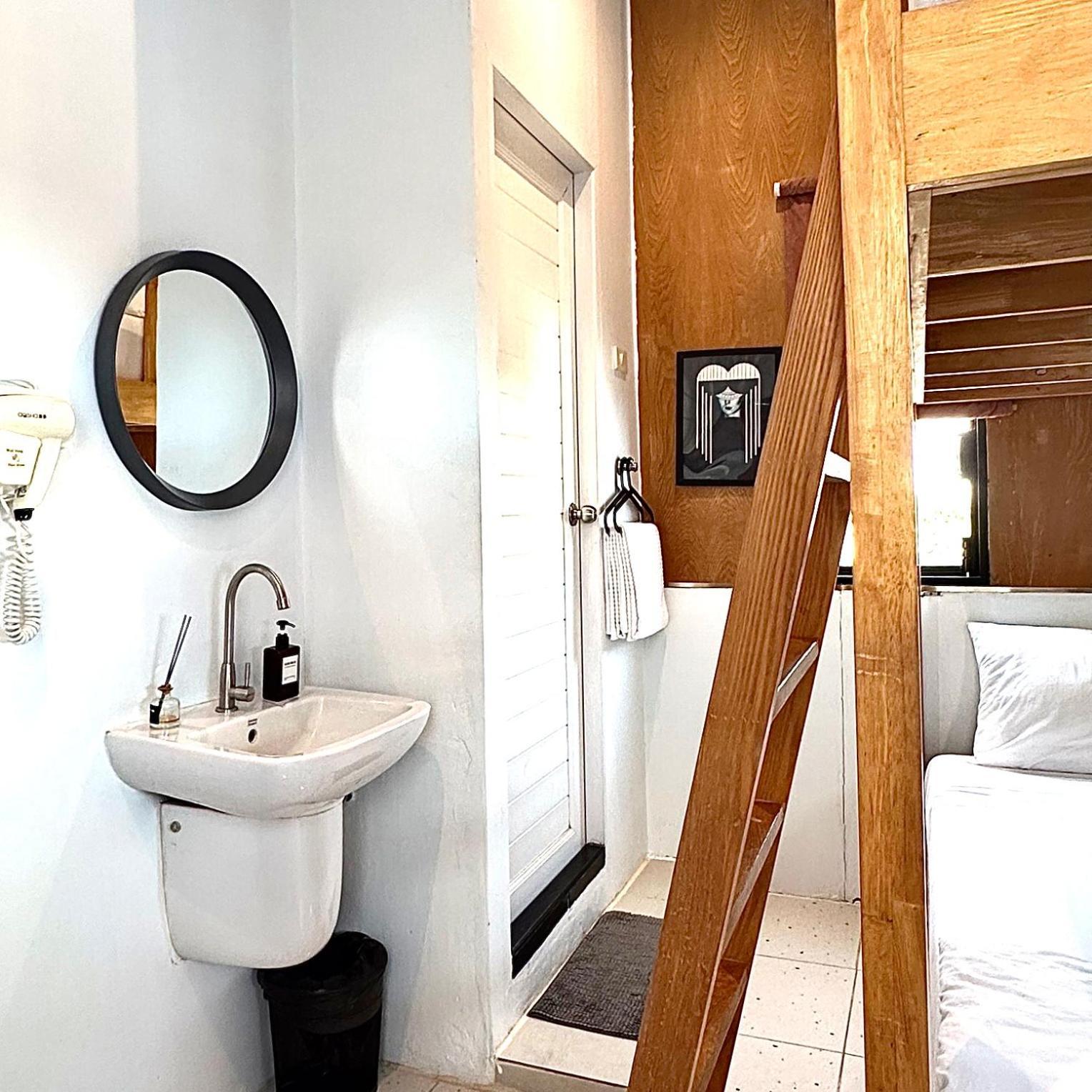 Beige Poshtels + Netflix * Bangkok