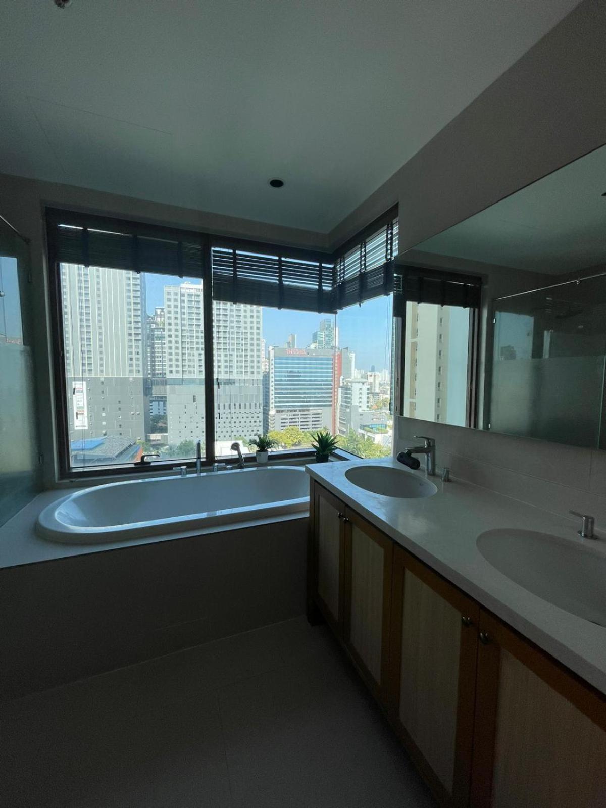 The Emporio Place Apartment *