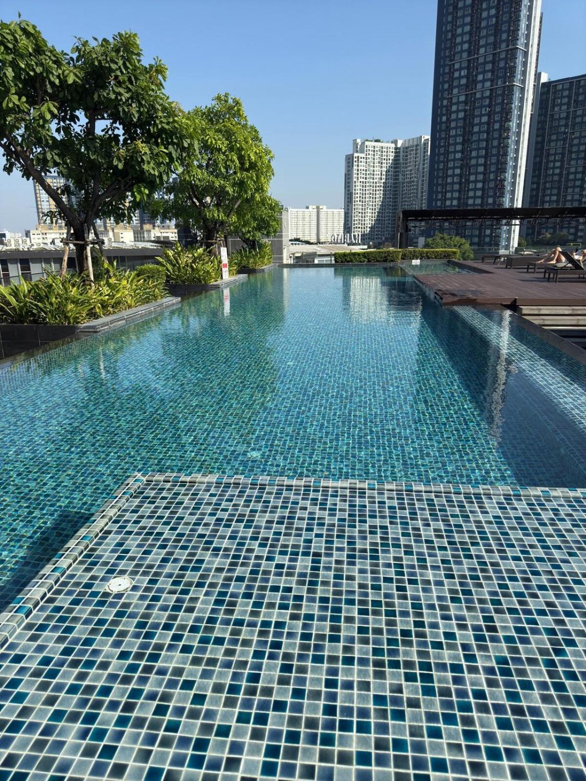 Luxury 1-bedroom Luxury With Pool, Gym, Sky View, King Bed, Near Bts Station, Location