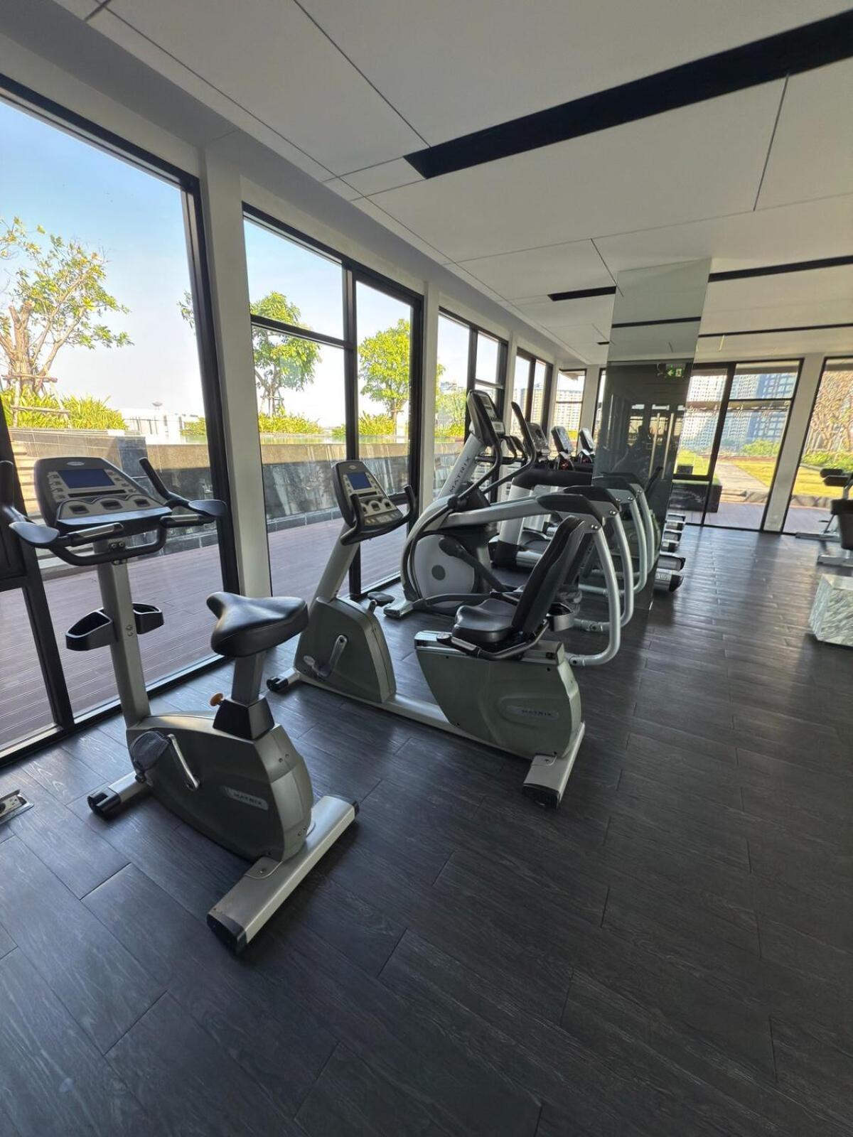 Luxury 1-bedroom Luxury With Pool, Gym, Sky View, King Bed, Near Bts Station, Location