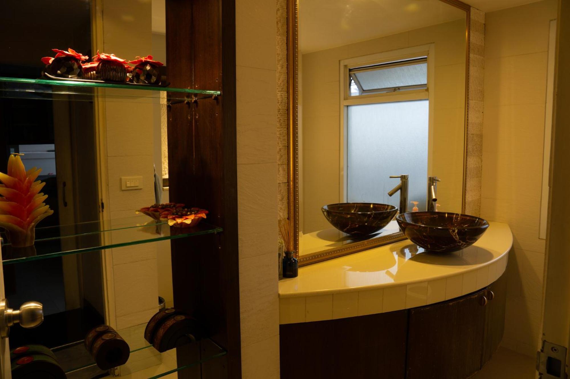 Luxury 4 Kingsize Bedrooms - & Modern Sukhumvit Villa *