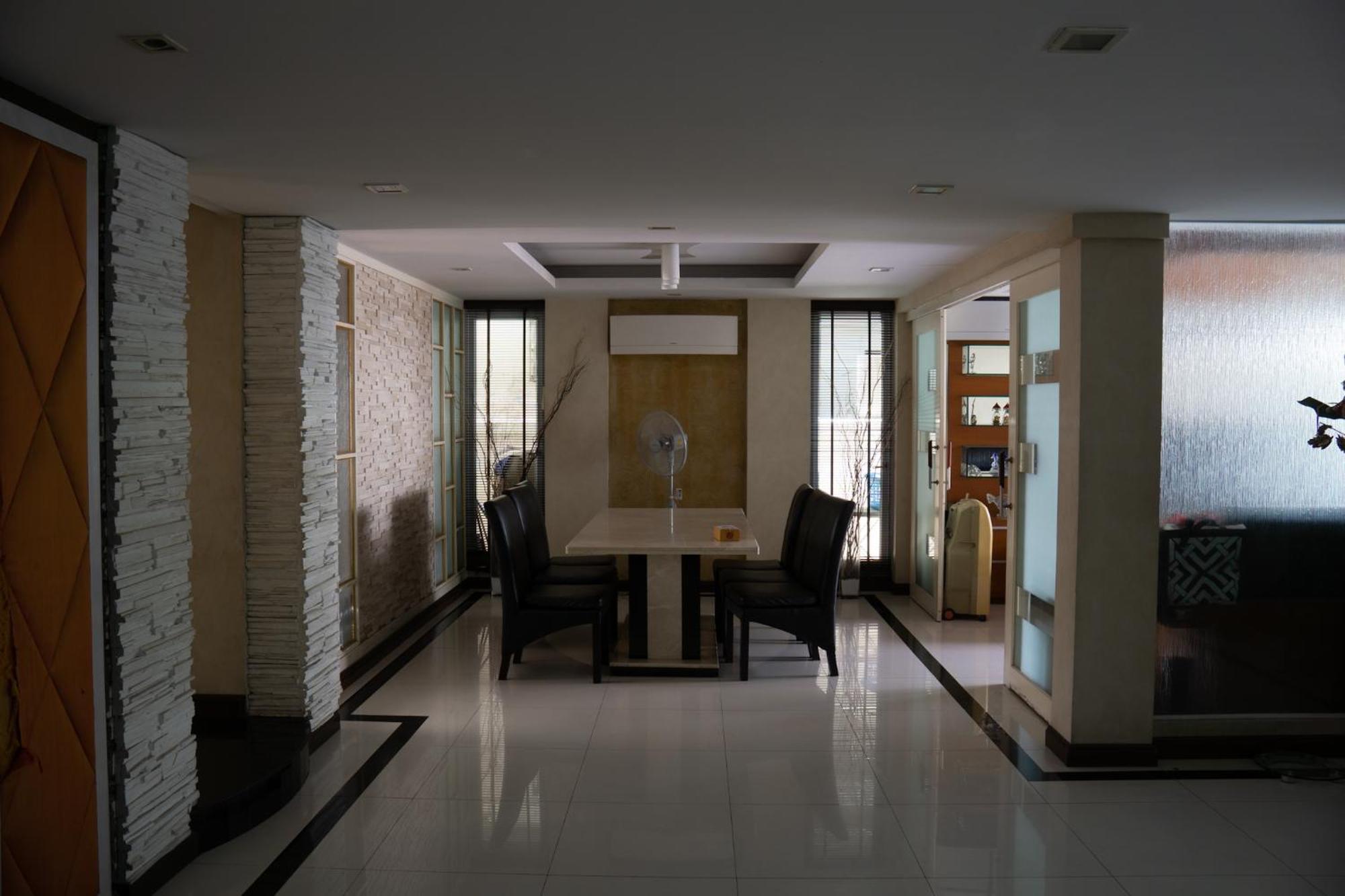 Luxury 4 Kingsize Bedrooms - & Modern Sukhumvit Villa *