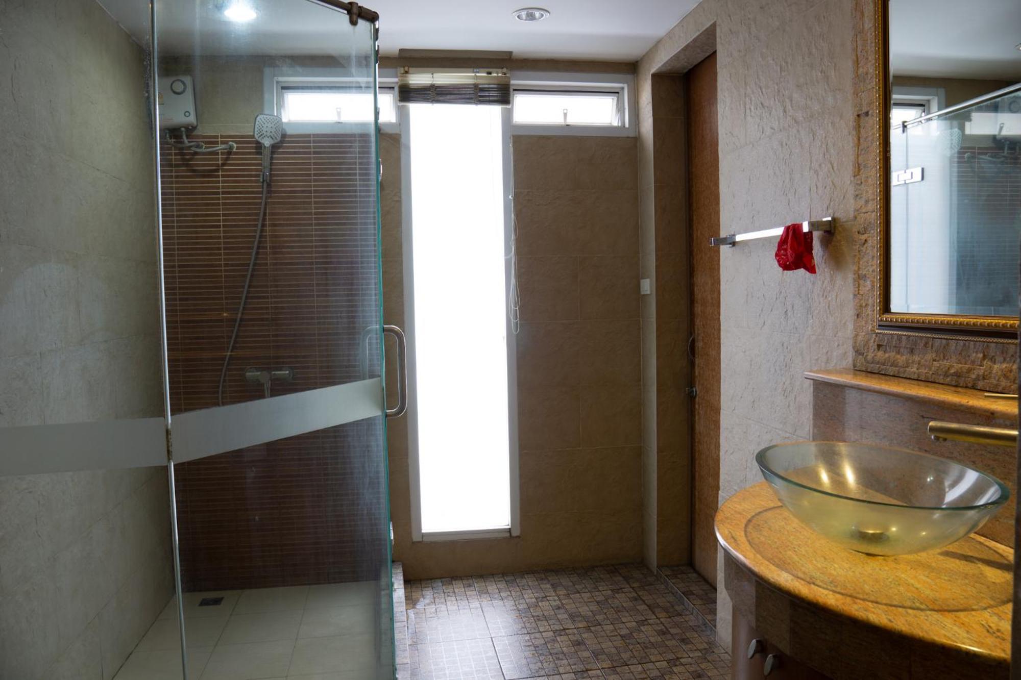 Luxury 4 Kingsize Bedrooms - & Modern Sukhumvit Villa