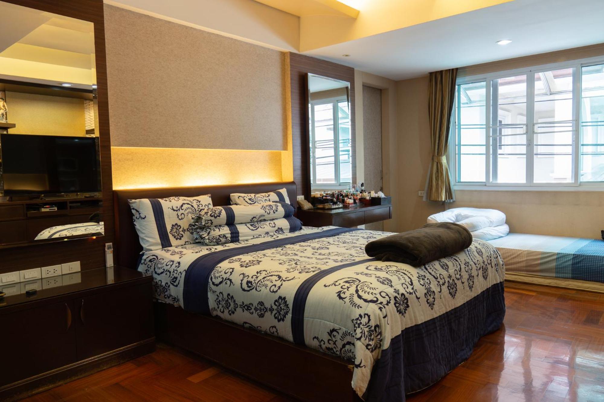 Luxury 4 Kingsize Bedrooms - & Modern Sukhumvit Villa *