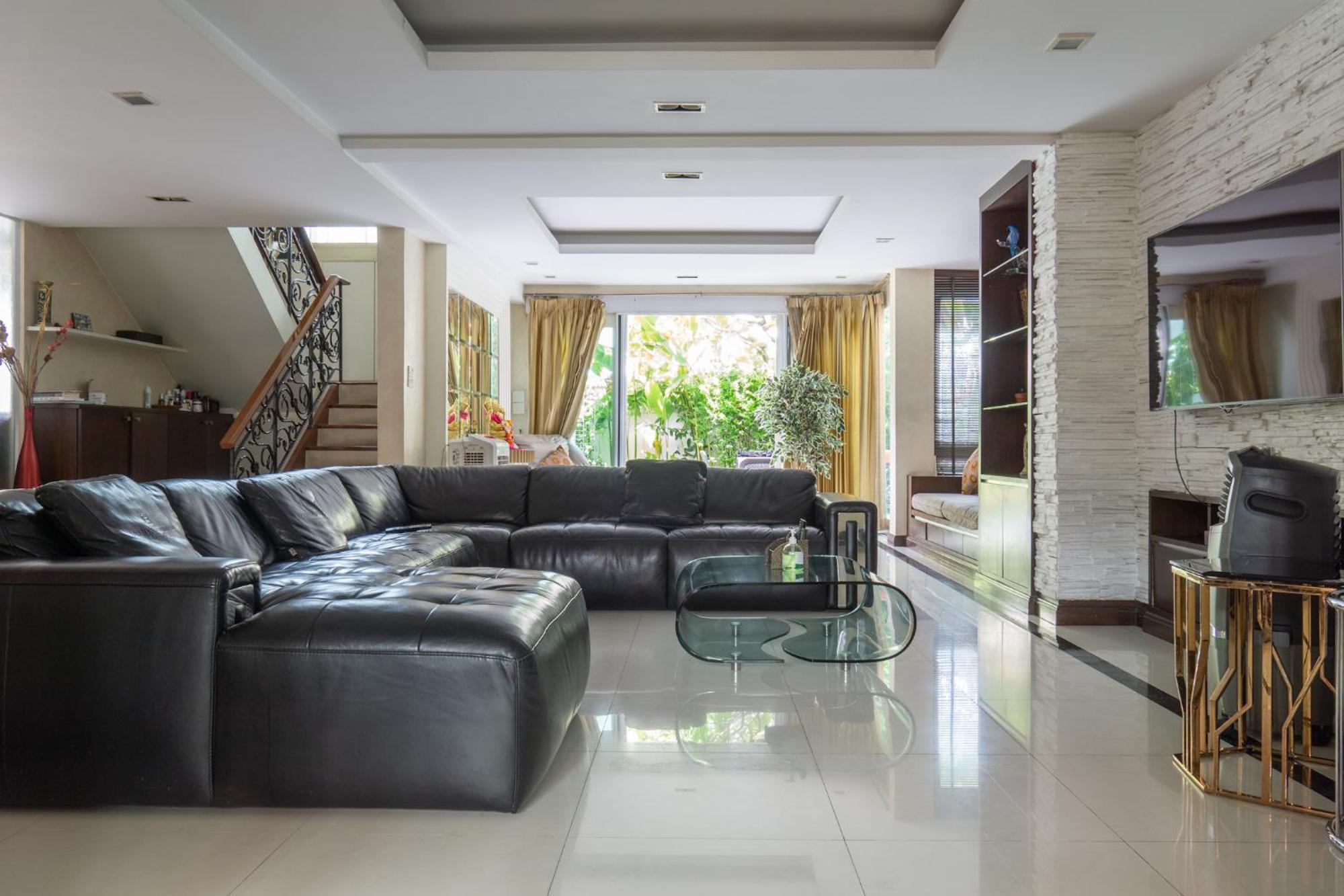 Luxury 4 Kingsize Bedrooms - & Modern Sukhumvit Villa
