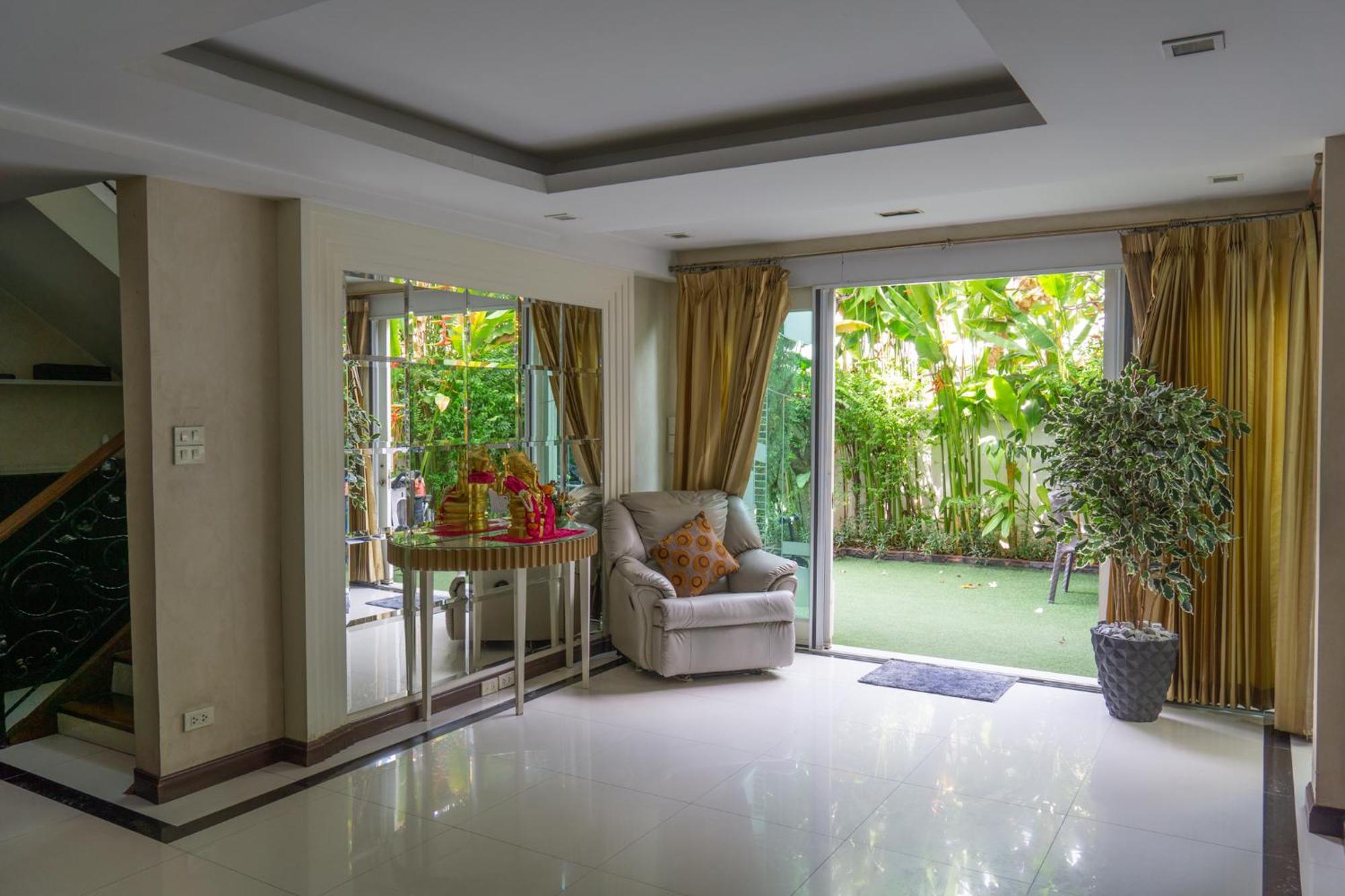 Luxury 4 Kingsize Bedrooms - & Modern Sukhumvit Villa Bangkok