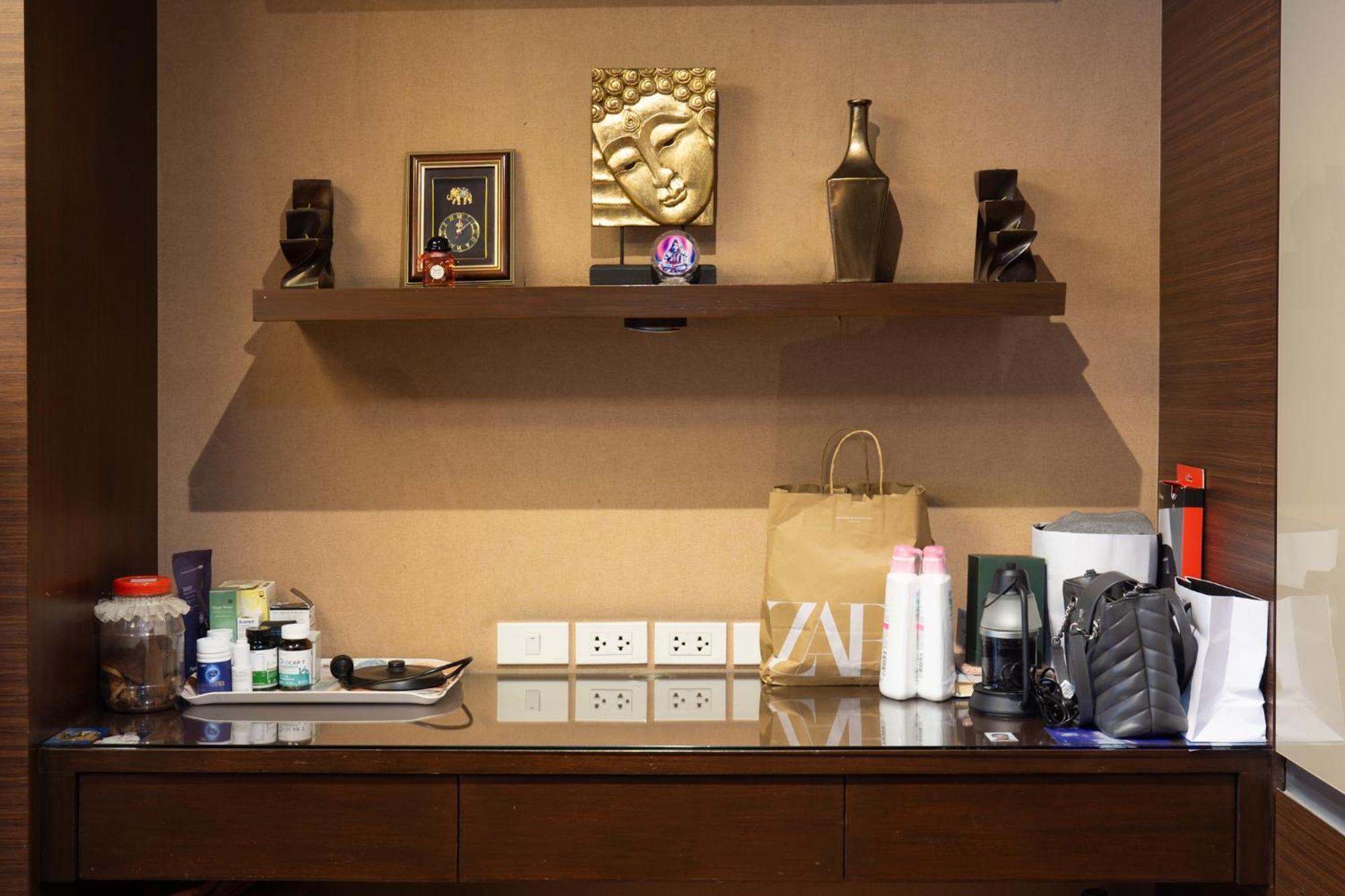 Luxury 4 Kingsize Bedrooms - & Modern Sukhumvit Villa