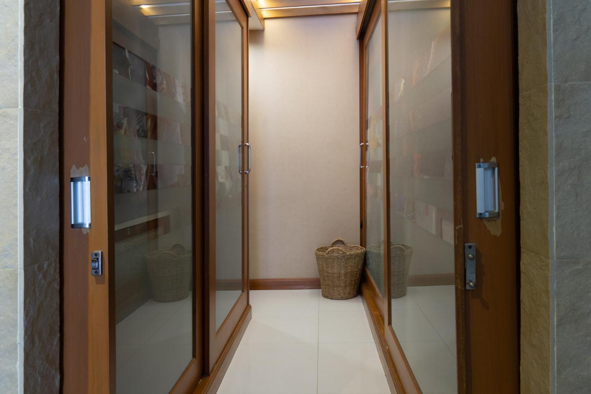 Luxury 4 Kingsize Bedrooms - & Modern Sukhumvit Villa