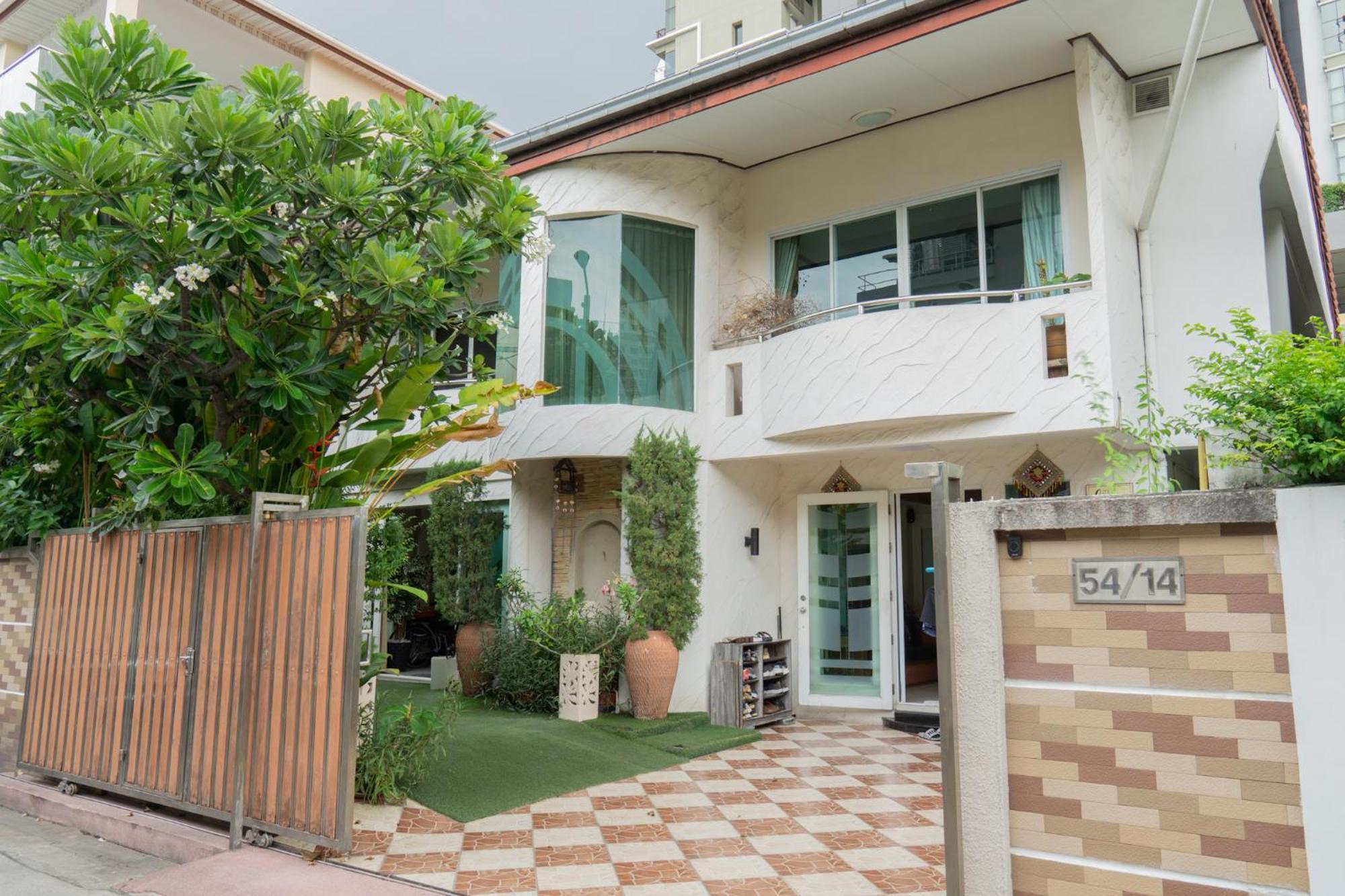 Luxury 4 Kingsize Bedrooms - & Modern Sukhumvit Villa *