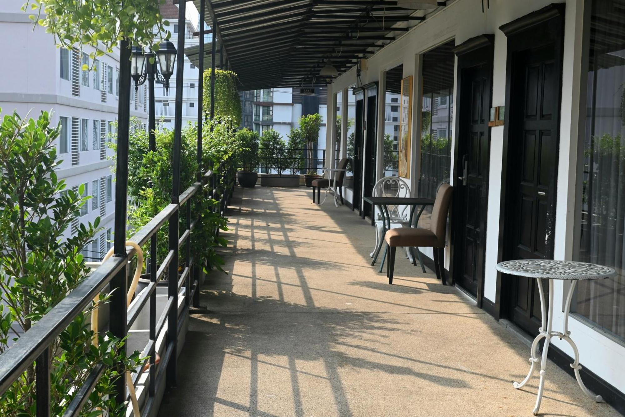 Boss Nana Hotel
