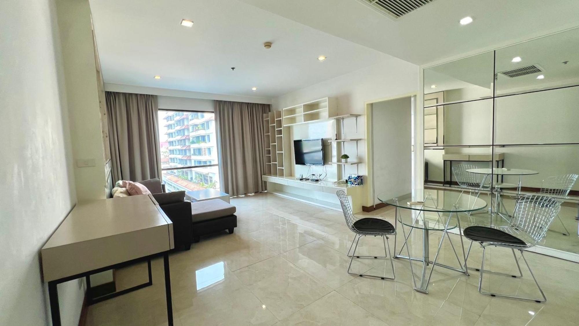 Great Location 3 Mins Walk From Bts Ari * Bangkok