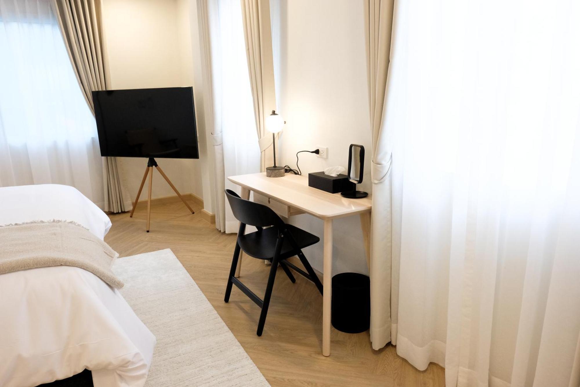 Whole Floor, 3 Bed 3 Bath, 1 Min To Bts Prompong Apartment *