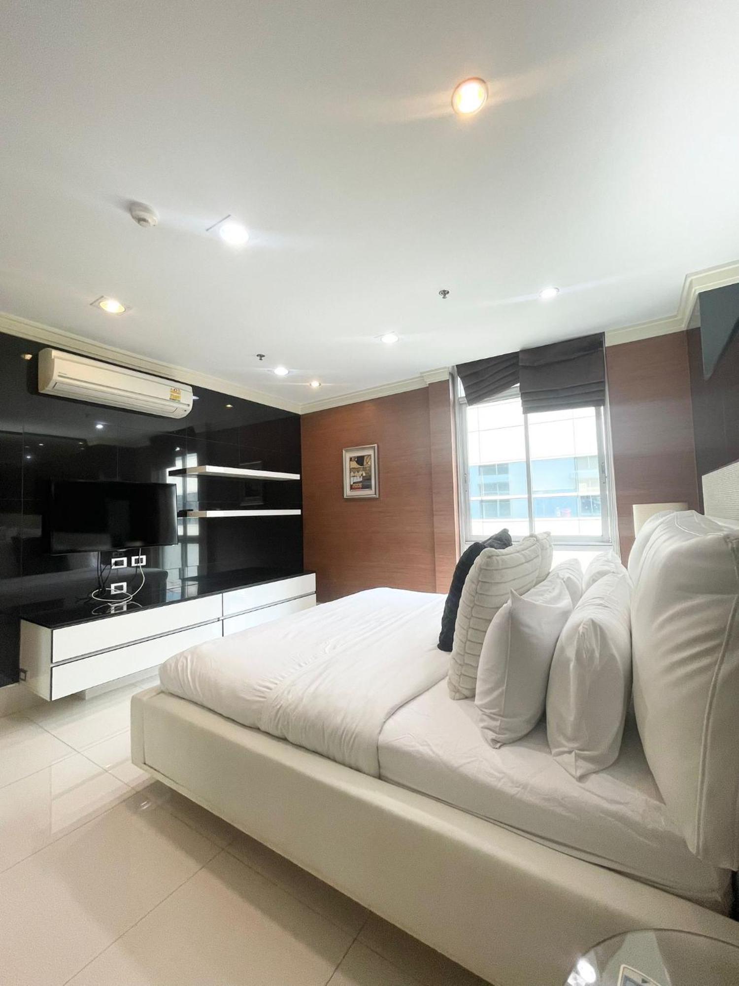 Extremely Spacious Cool Asoke Sleeps 8 Apartment Bangkok