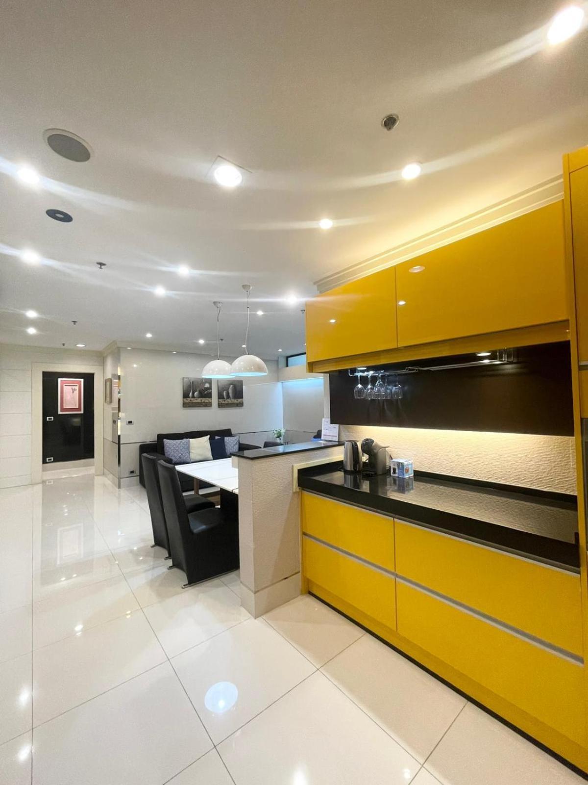Extremely Spacious Cool Asoke Sleeps 8 Apartment