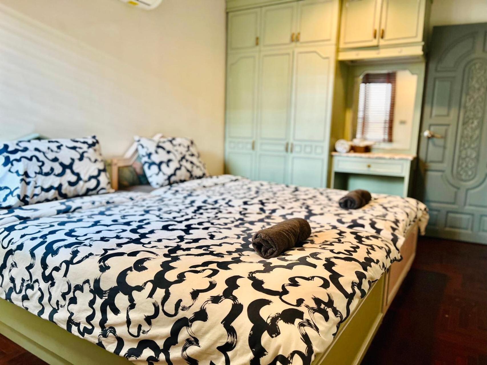 7 Beds Emquartier Btsthonglor Phrom Phong Villa *