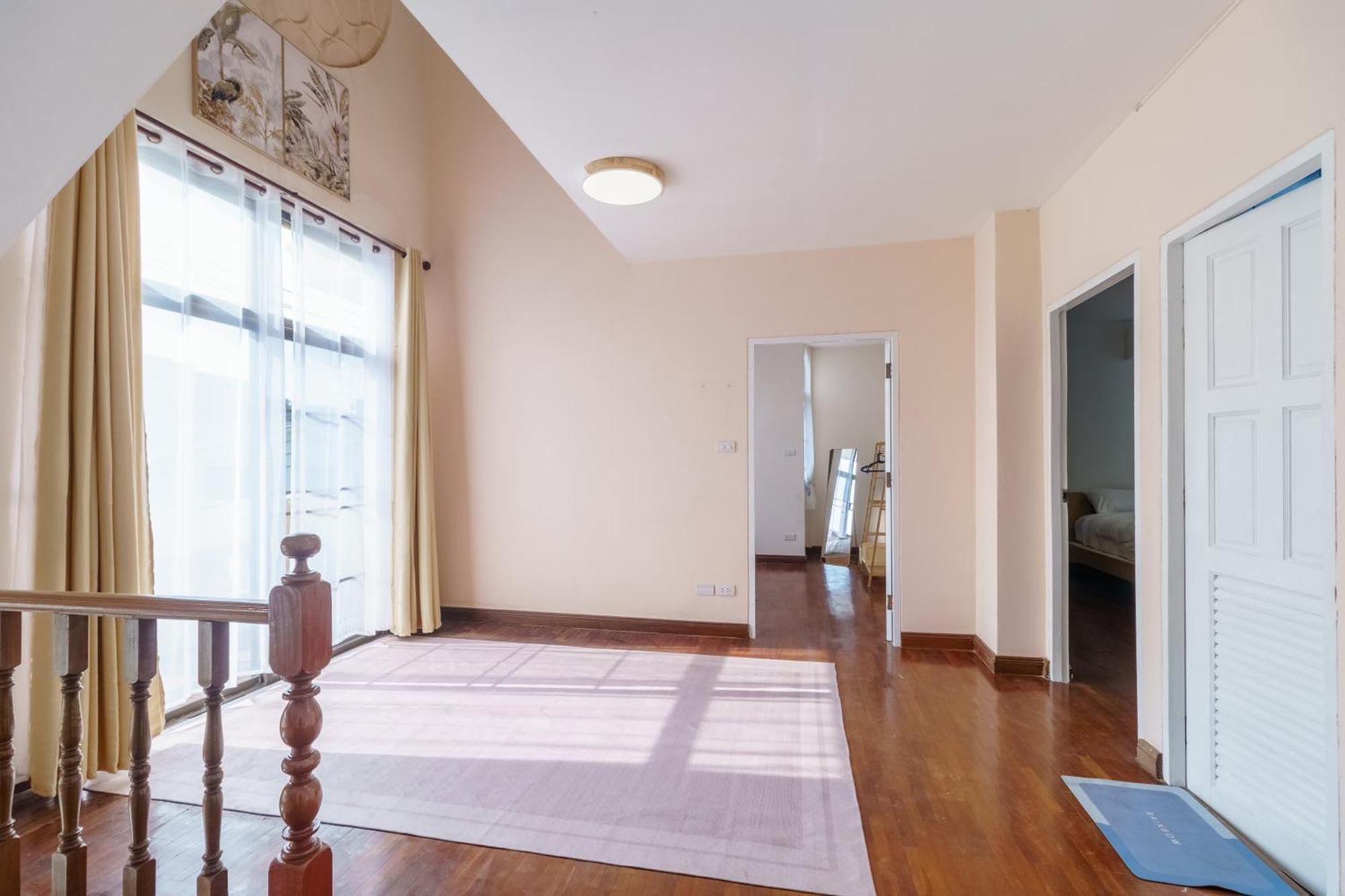 Charming 3-storey House Near Bts Onnut Station Holiday home