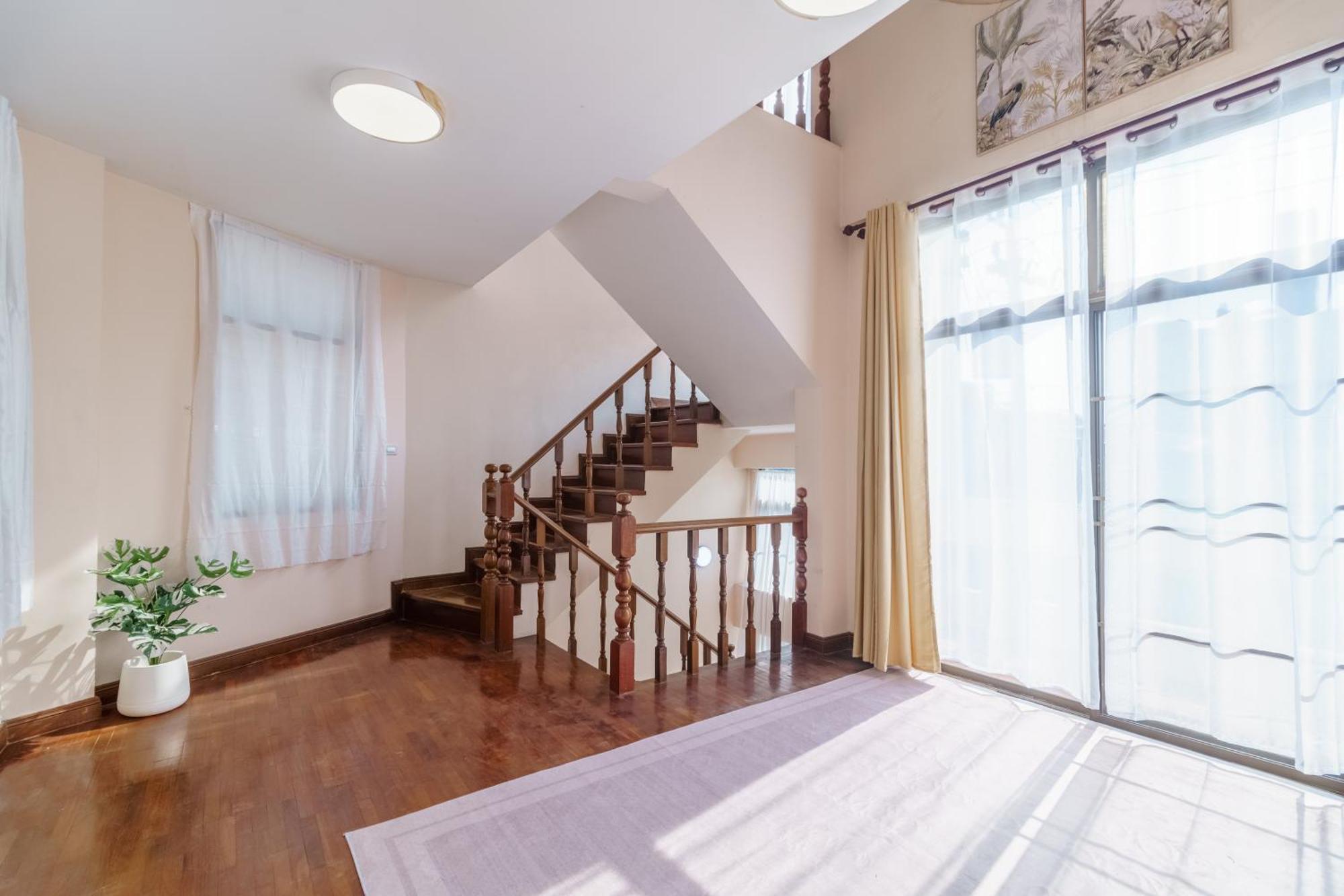 Charming 3-storey House Near Bts Onnut Station *
