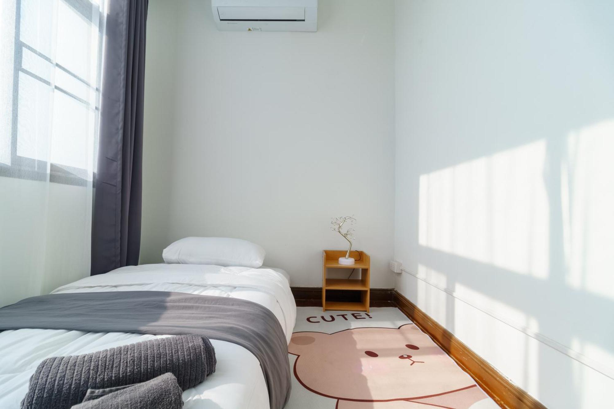 Charming 3-storey House Near Bts Onnut Station Holiday home