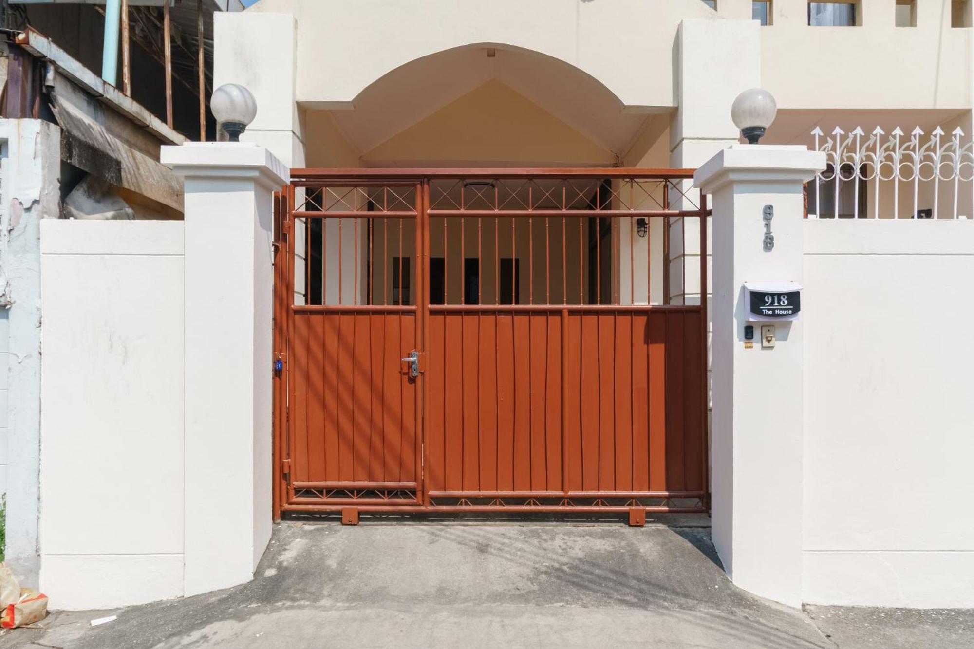 Charming 3-storey House Near Bts Onnut Station * Bangkok