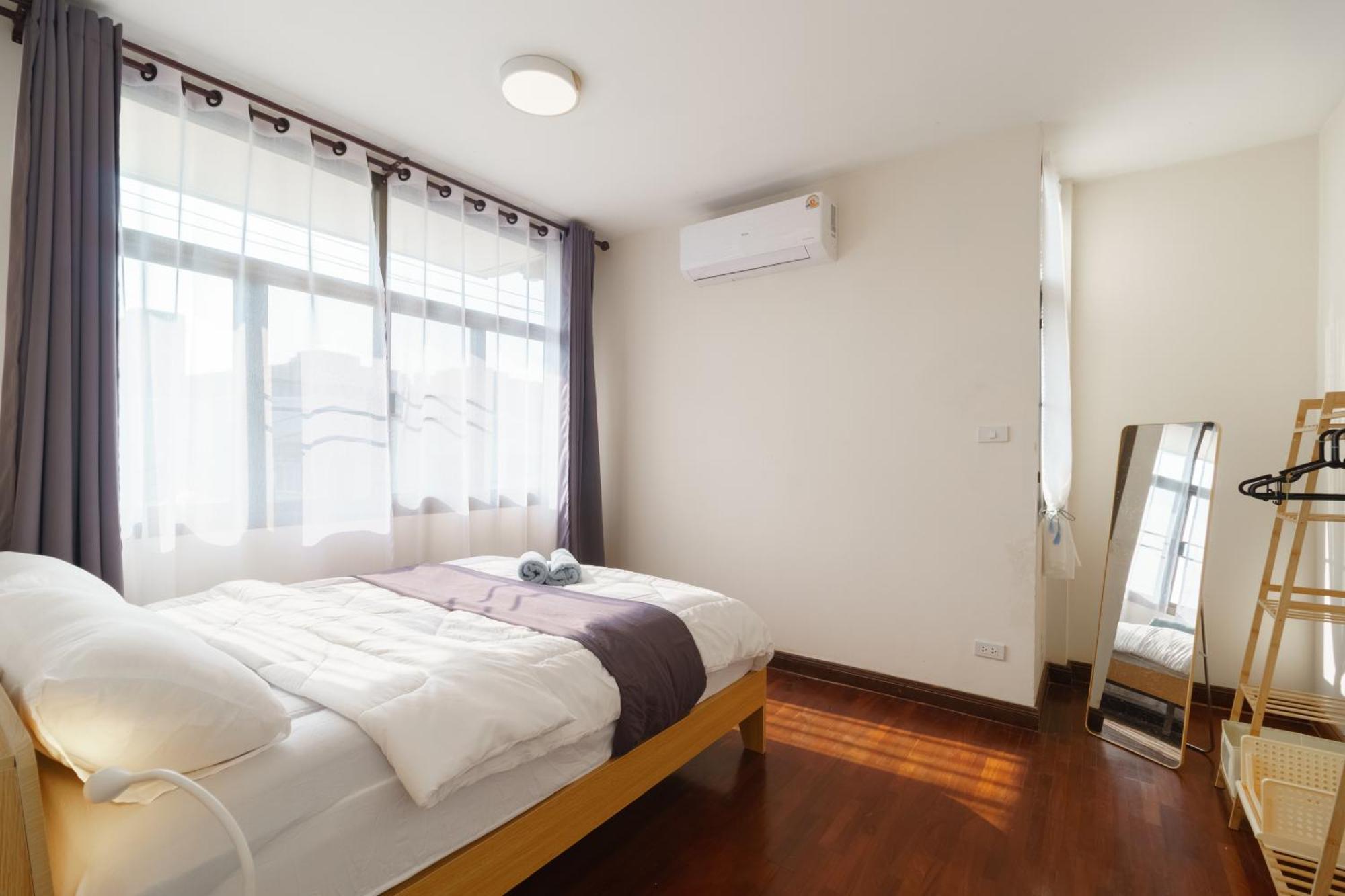 Charming 3-storey House Near Bts Onnut Station Holiday home *