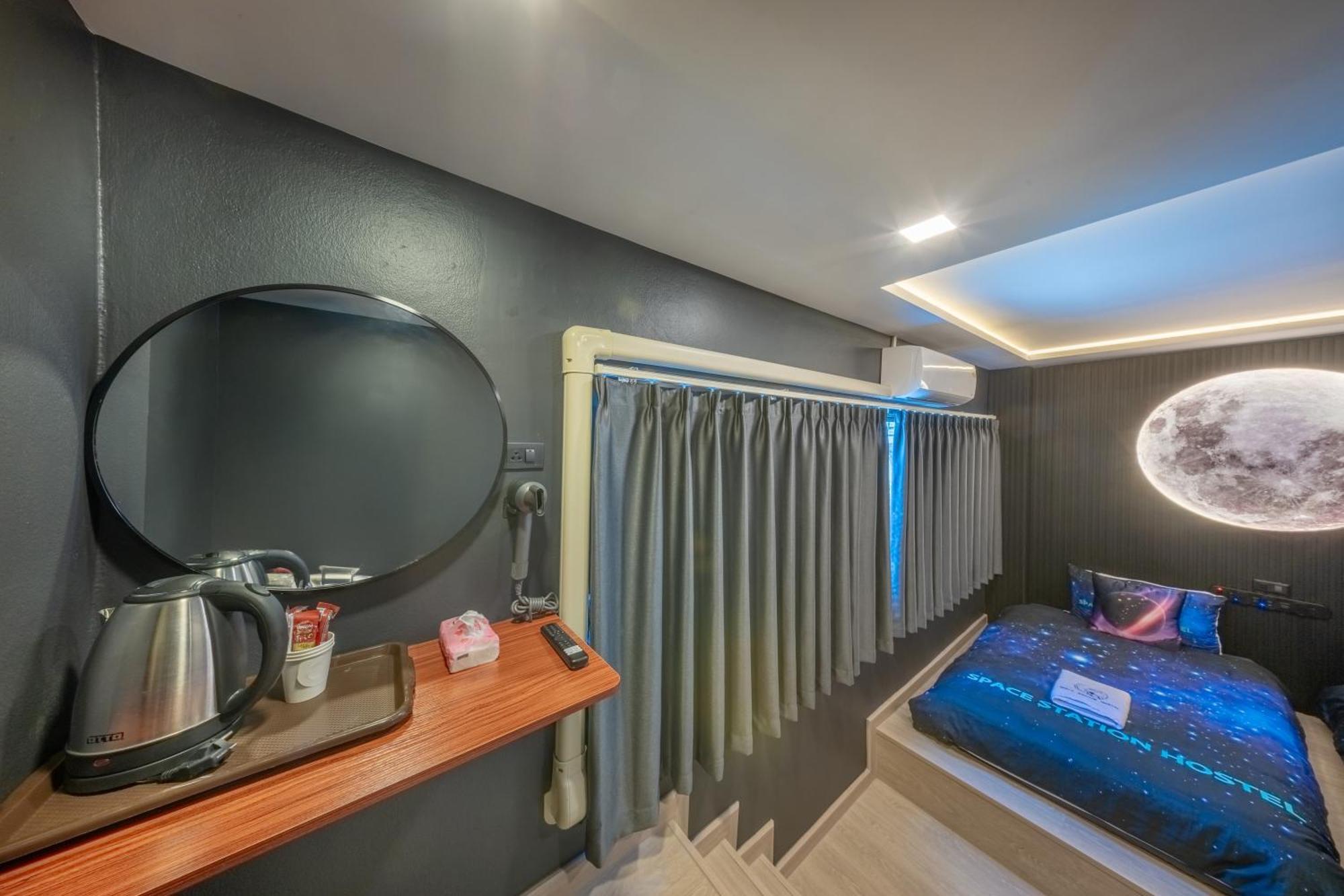Space Station Hostel *