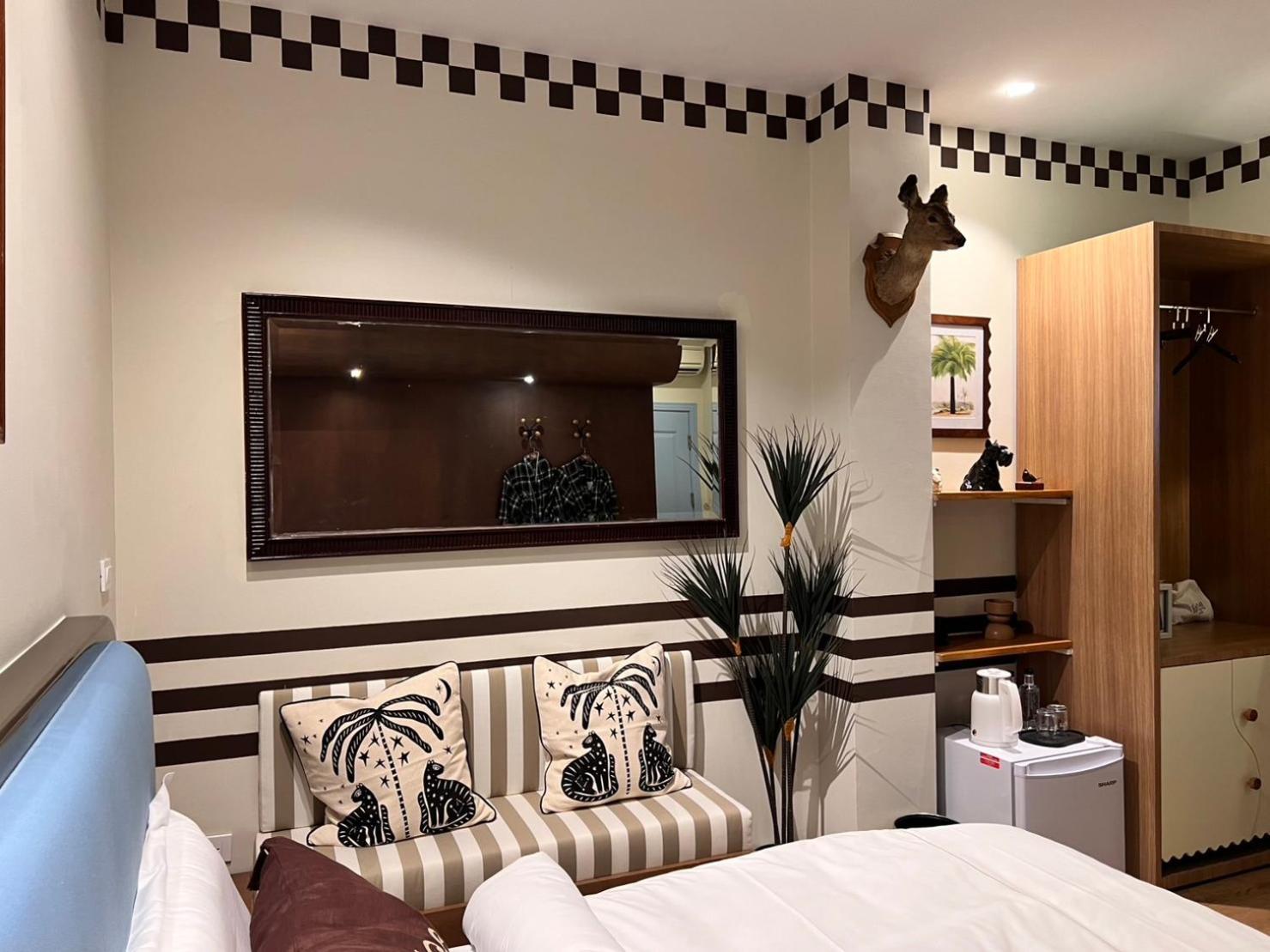 Kitsch Hotel *
