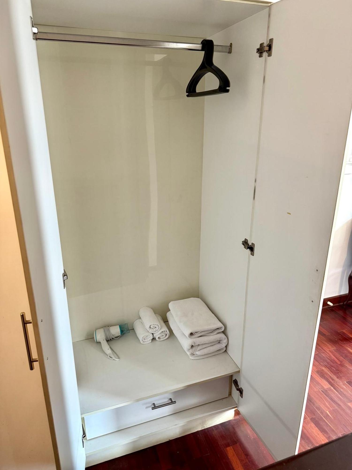 Apartment Samsen Spacious 2br Contemporary Thai Style *